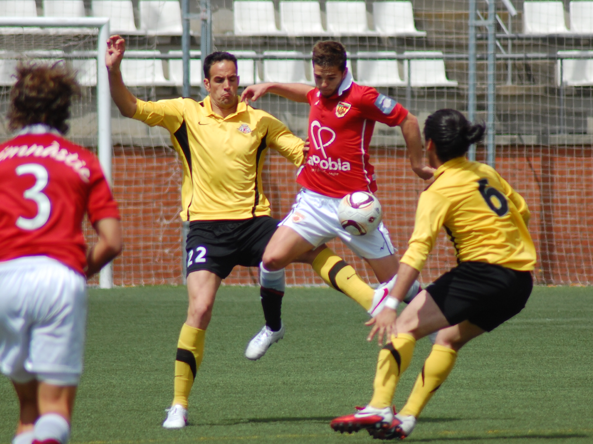 Marcel Verdaguer salta per controlar la pilota. FOTO: Jordi de Planell.