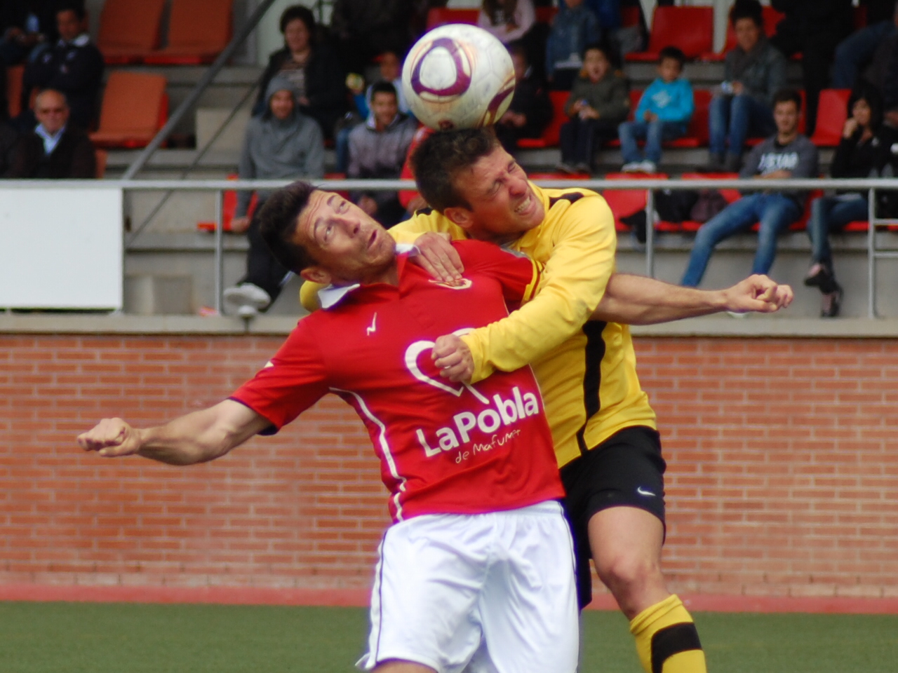 Alexis intenta rematar la pilota amb el cap. FOTO: Jordi de Planell.