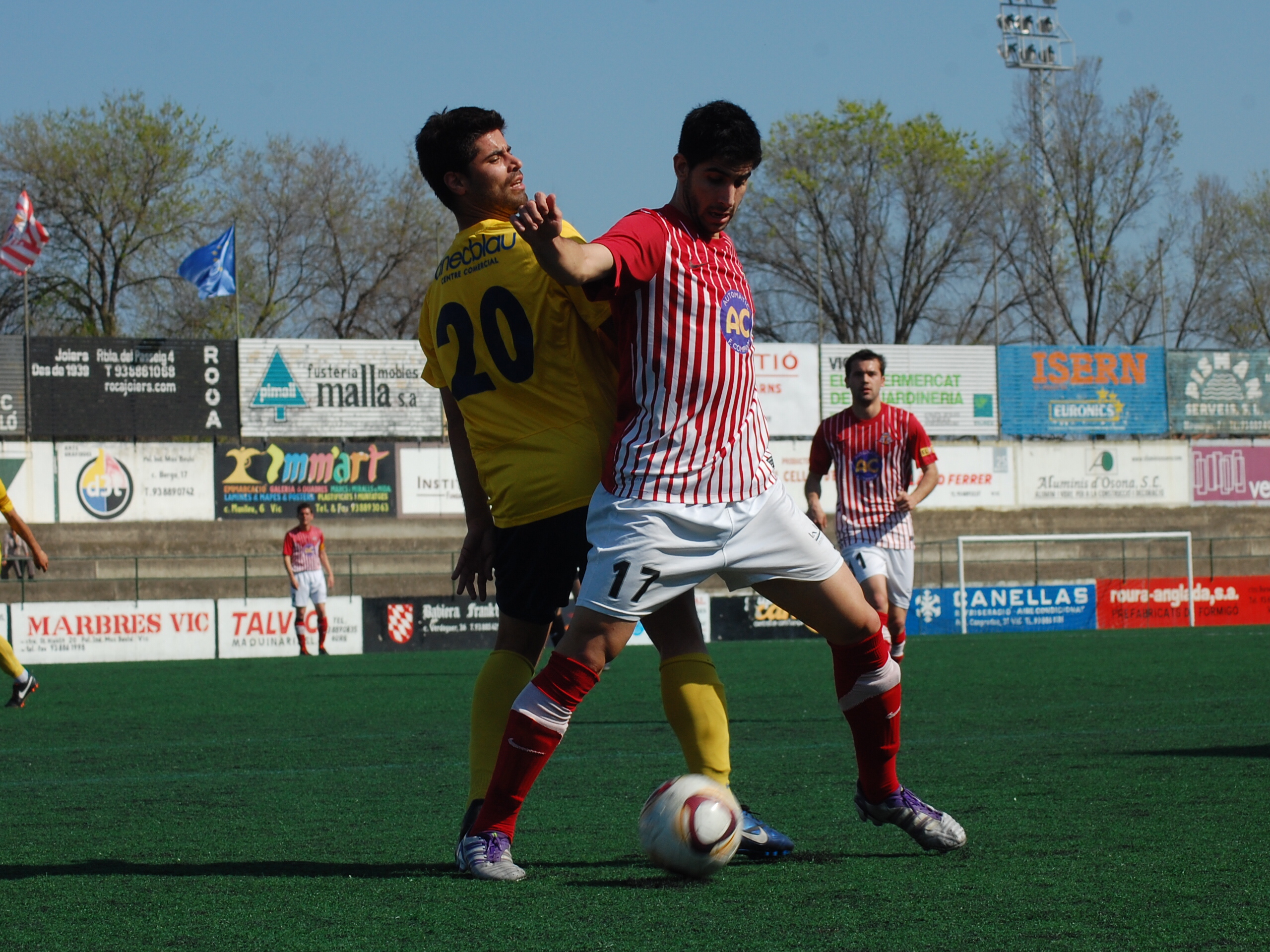 Poves protegeix la pilota davant la pressió del lateral León del Castelldefels. FOTO: Jordi de Planell.