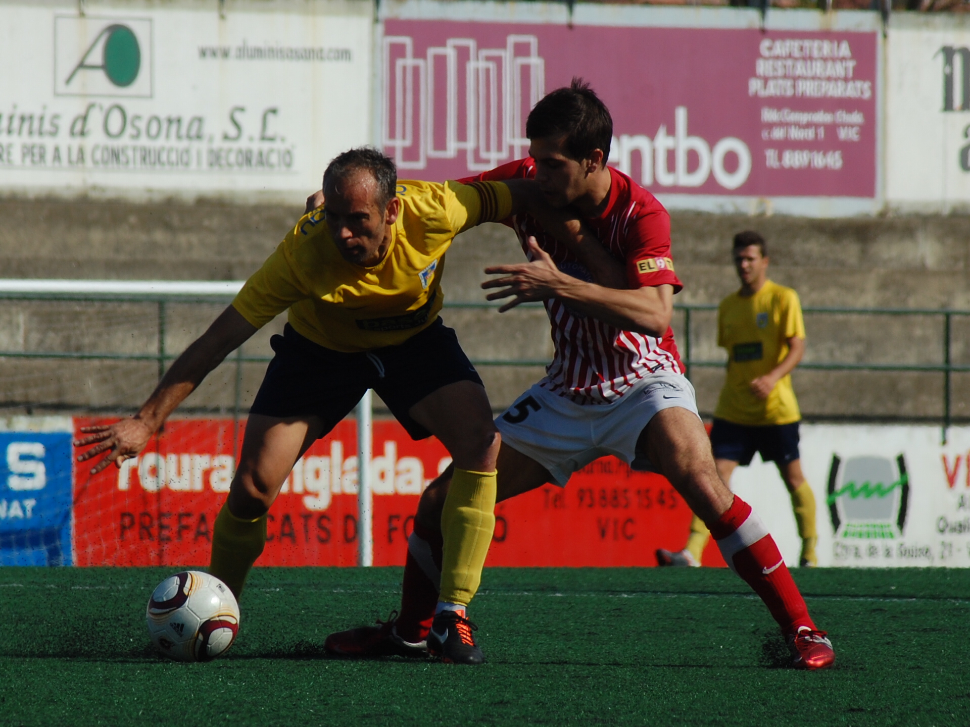 Pol Coll intenta robar la pilota al capità dels groguets. FOTO: Jordi de Planell.