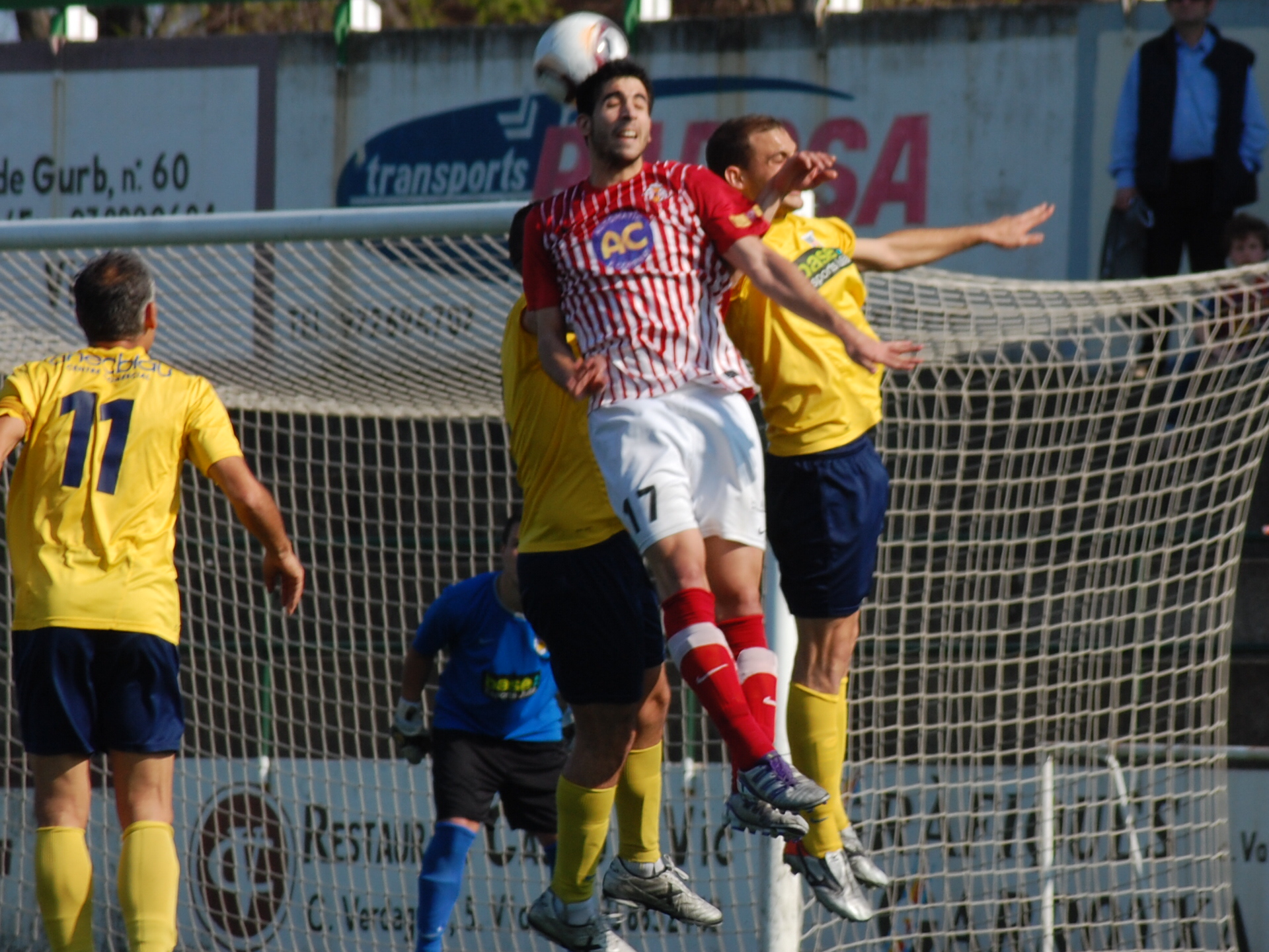 Dos jugadors visitants intenten evitar que Poves pentini la pilota després d'una centrada de Carrascal. FOTO: Jordi de Planell.