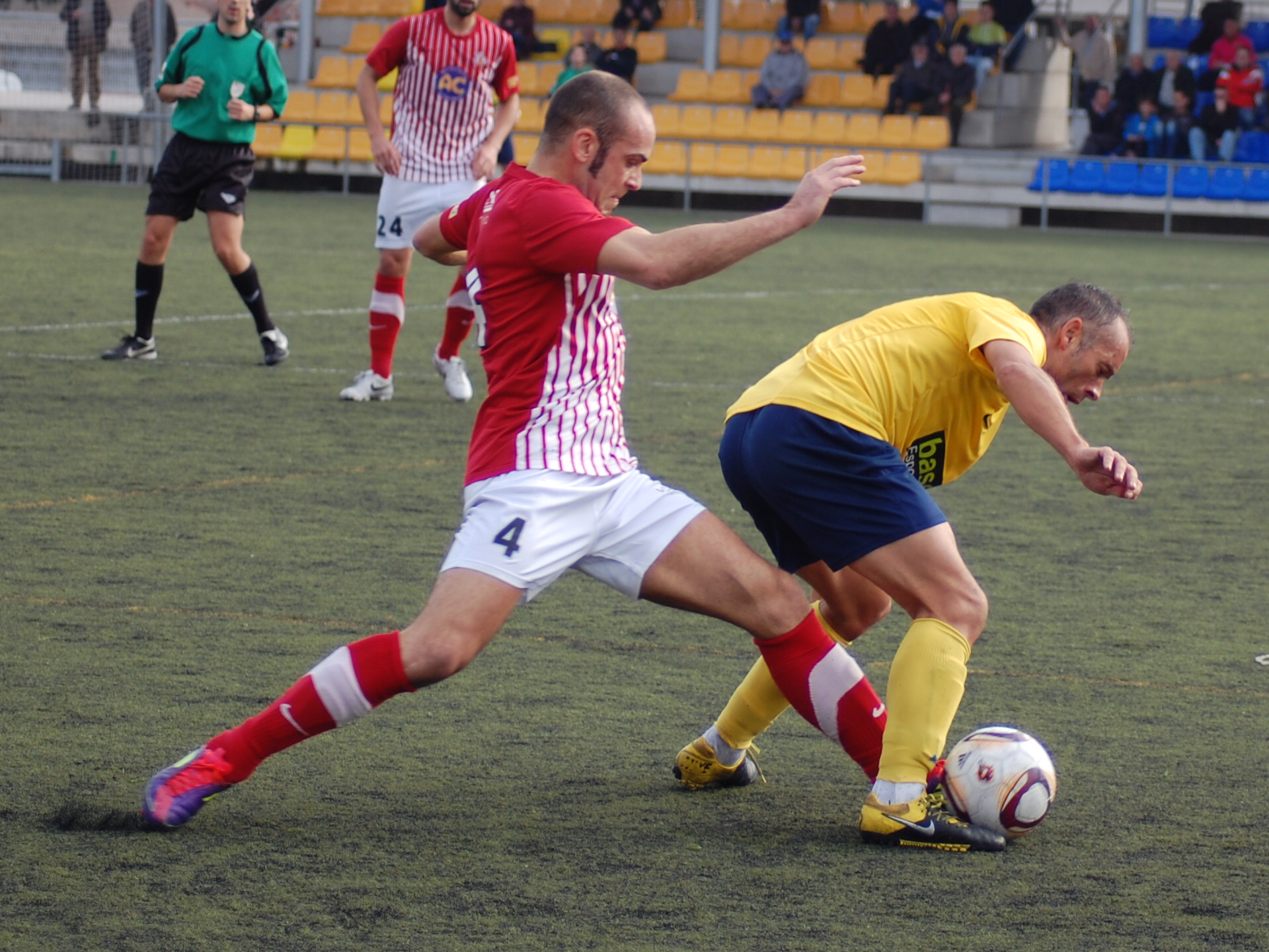 Pla intenta robar l'esfèrica al veterà capità del Castelldefels. FOTO: Jordi de Planell.