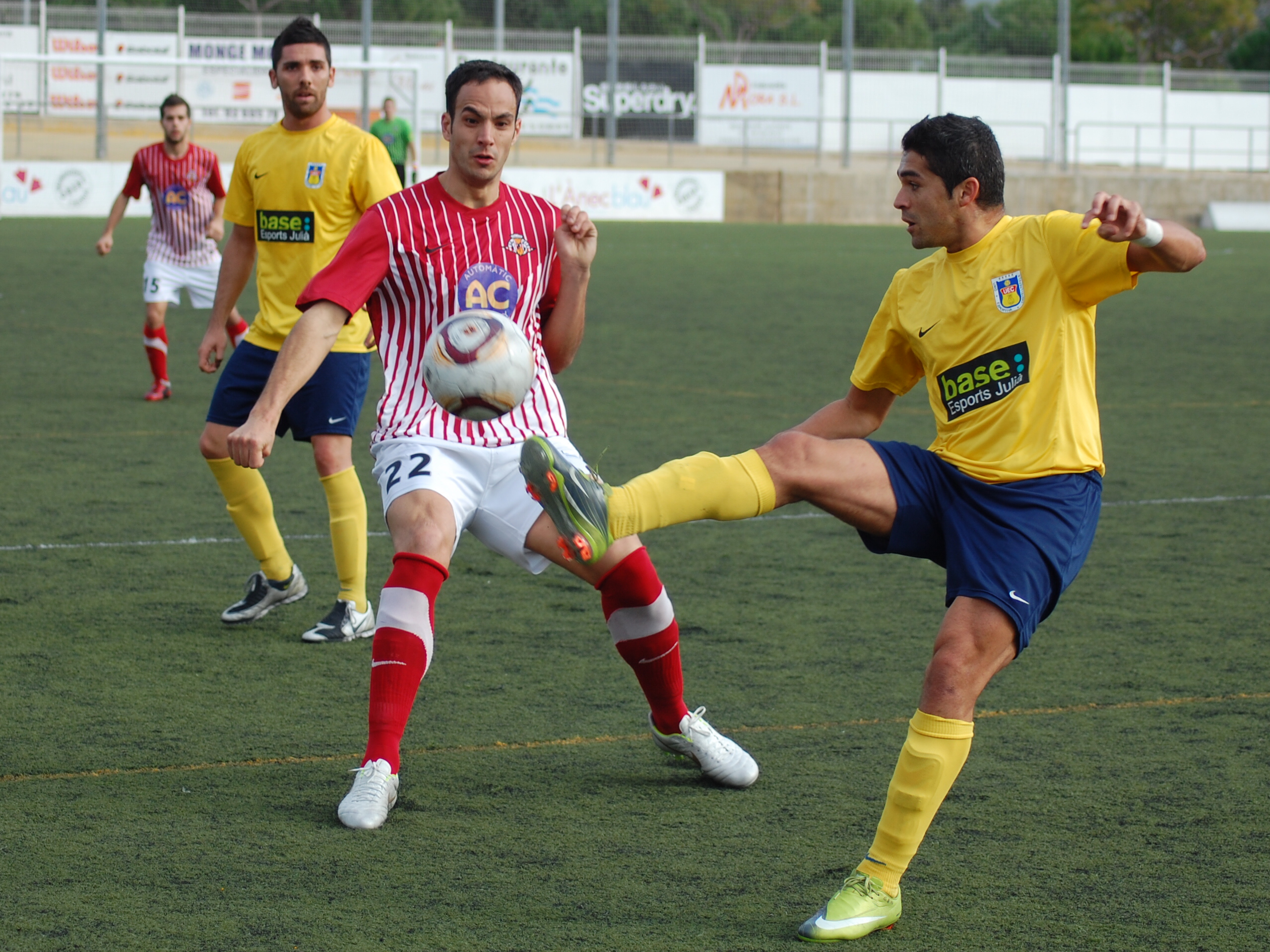 Les disputes al mig del camp, com aquesta del primer temps, van ser el denominador comú del partit. FOTO: Jordi de Planell.