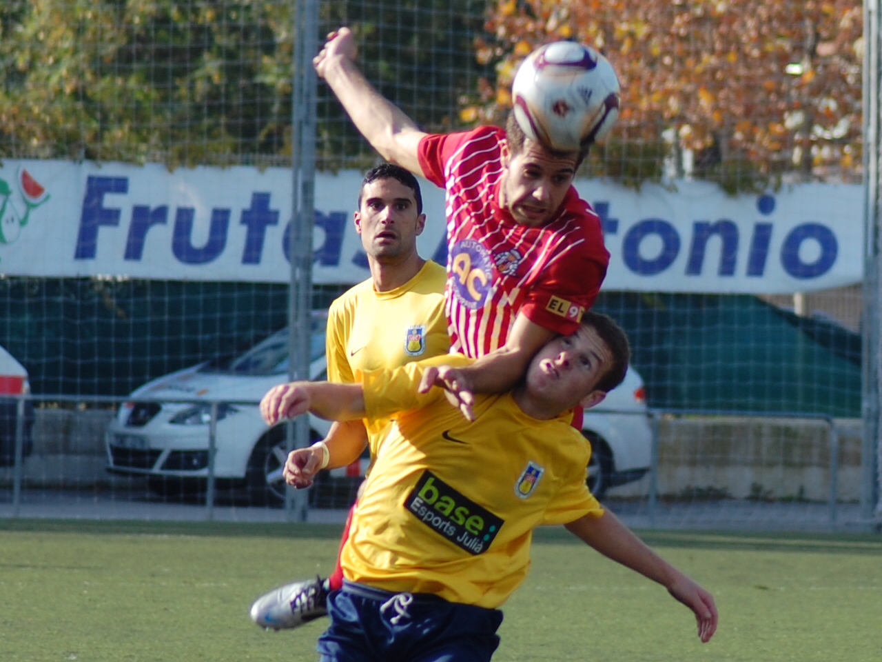 Pol Coll s'anticipa al seu defensor per rematar la pilota. FOTO: Jordi de Planell.