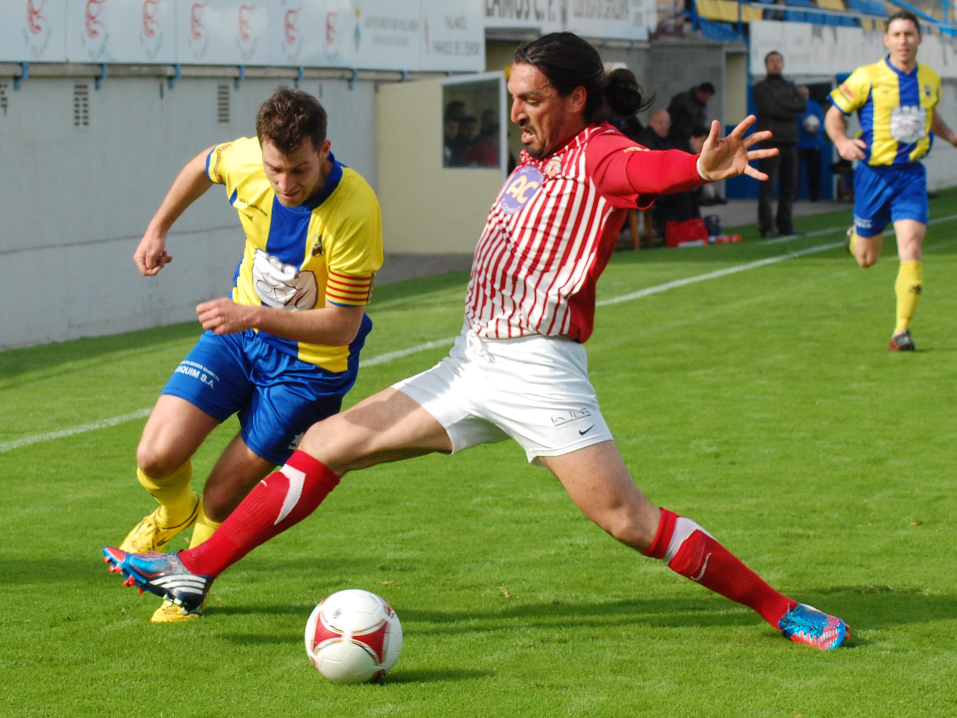 Héctor, de nou titular com a central arran de les diverses baixes en defensa dels vigatans, intenta aturar la incursió de Jaume. FOTO: Jordi de Planell.