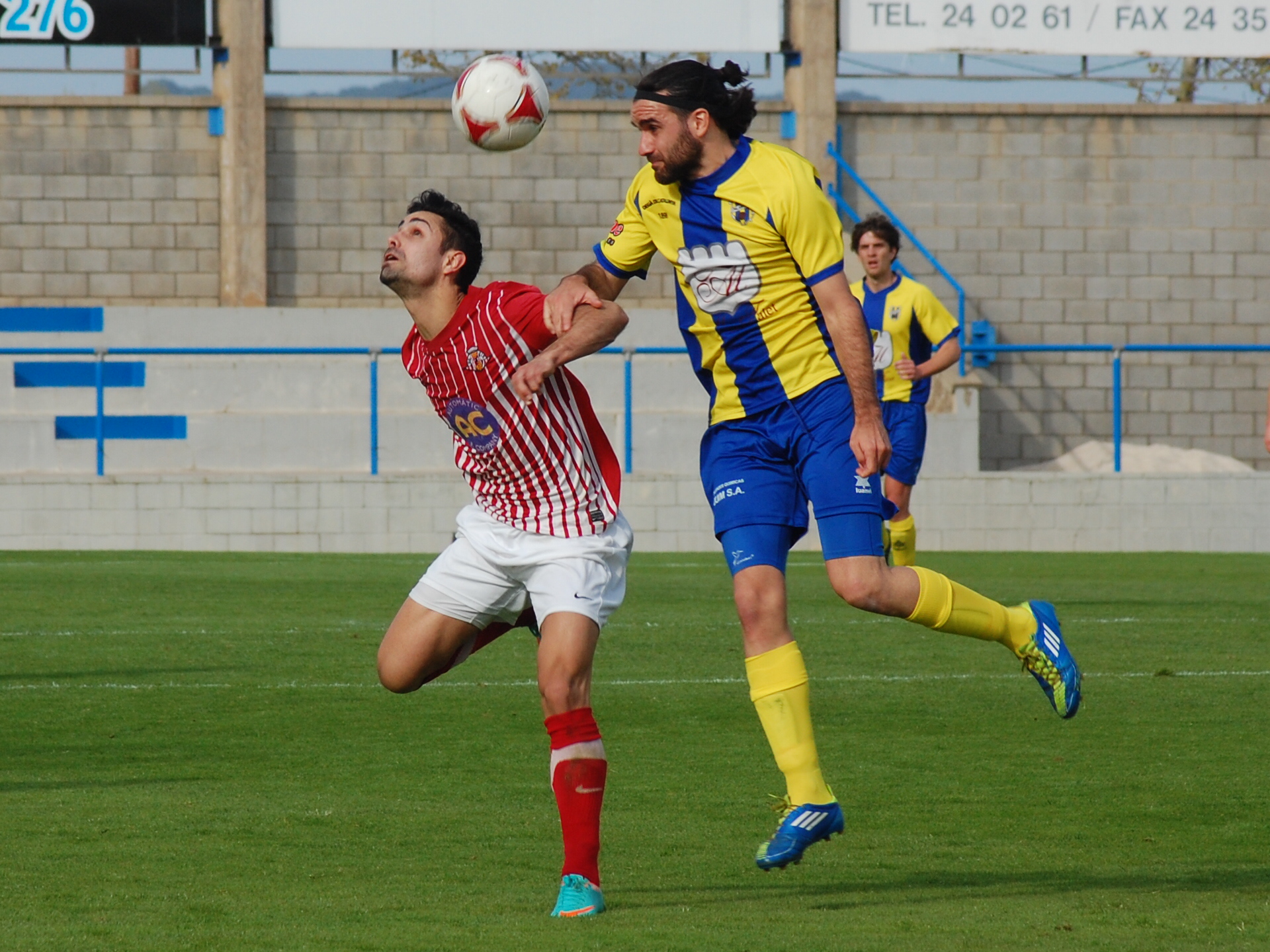 Raúl salta per sobre de Marc García en una disputa durant el partit. FOTO: Jordi de Planell.