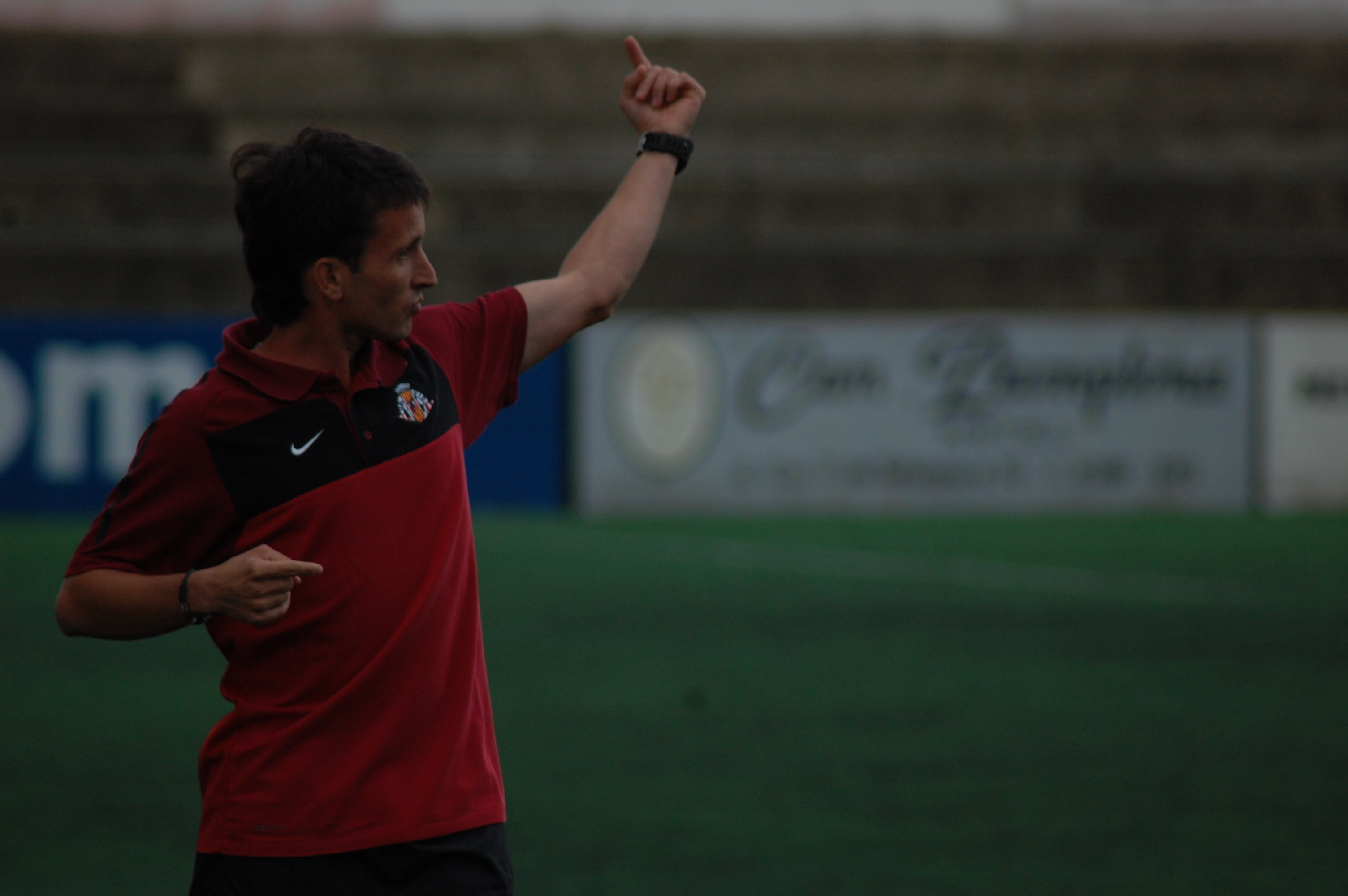 Pere Vila dóna instruccions als seus homes en el partit d'ahir. El míster vigatà va valorar positivament el partit tot i l'empat final. FOTO: Jordi de Planell.