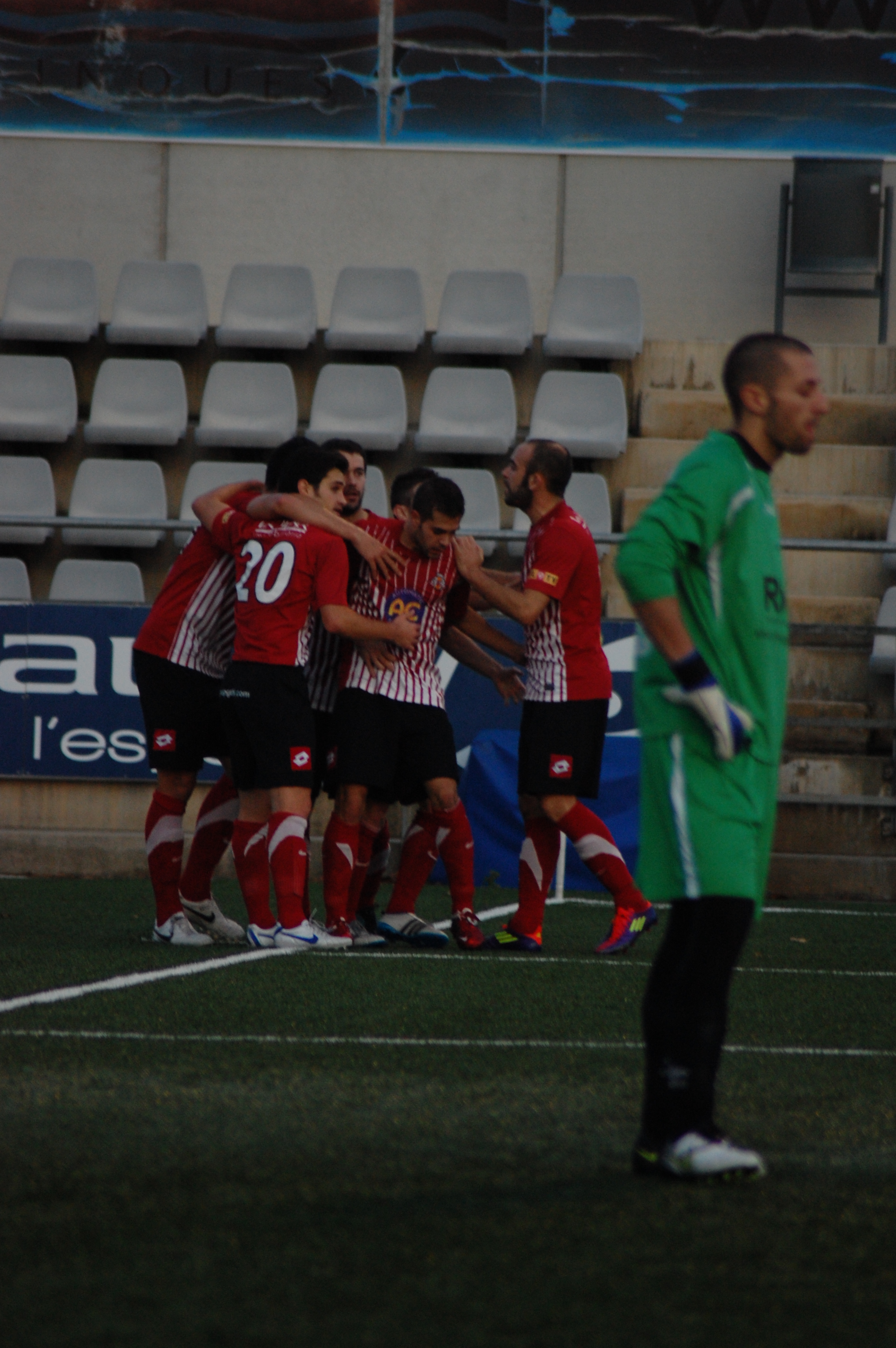 El Vic espera tornar a celebrar gols fora de casa. FOTO: Jordi de Planell.