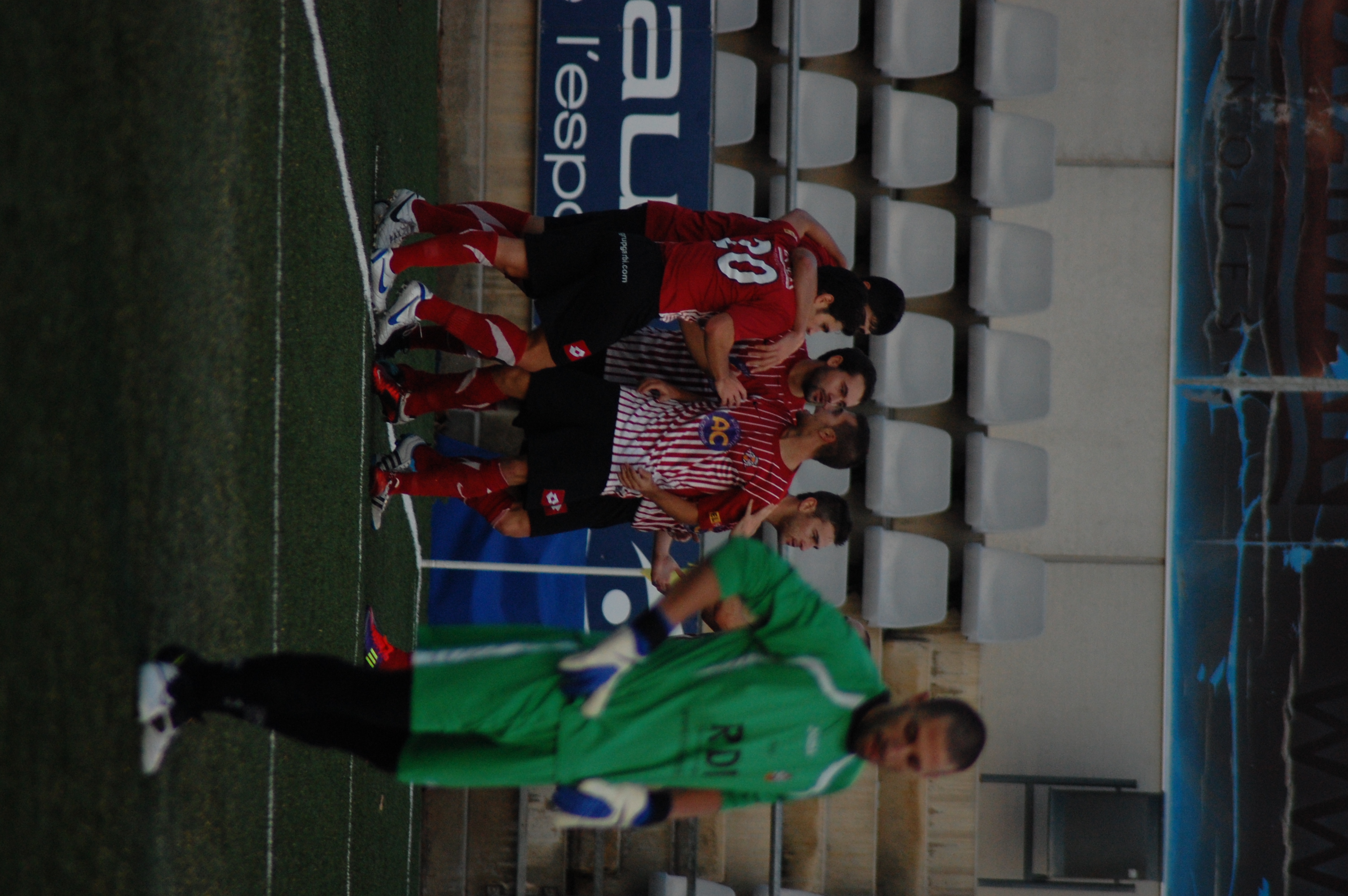 Els jugadors del Vic celebren l'empat que Muñoz aconseguia al minut 15. (FOTO: Jordi de Planell)