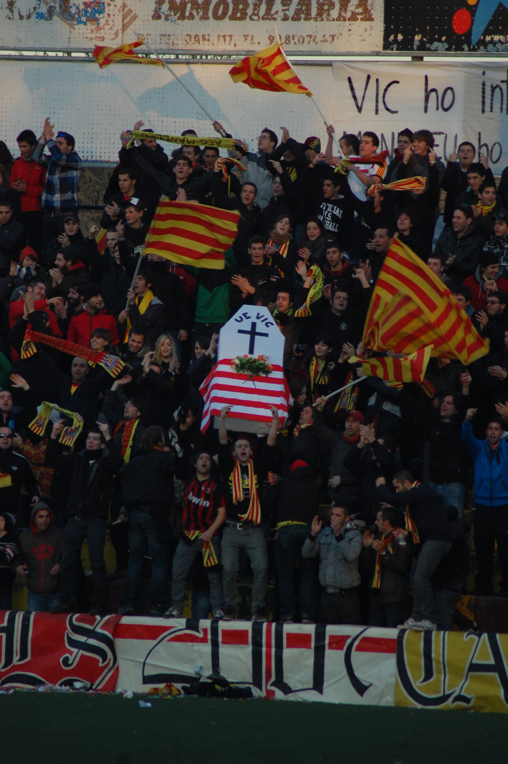 L'afició del Manlleu va ser clau en el partit al municipal manlleuenc. Ara caldrà que sigui la vigatana qui li prengui el protagonisme. FOTO: Jordi de Planell.