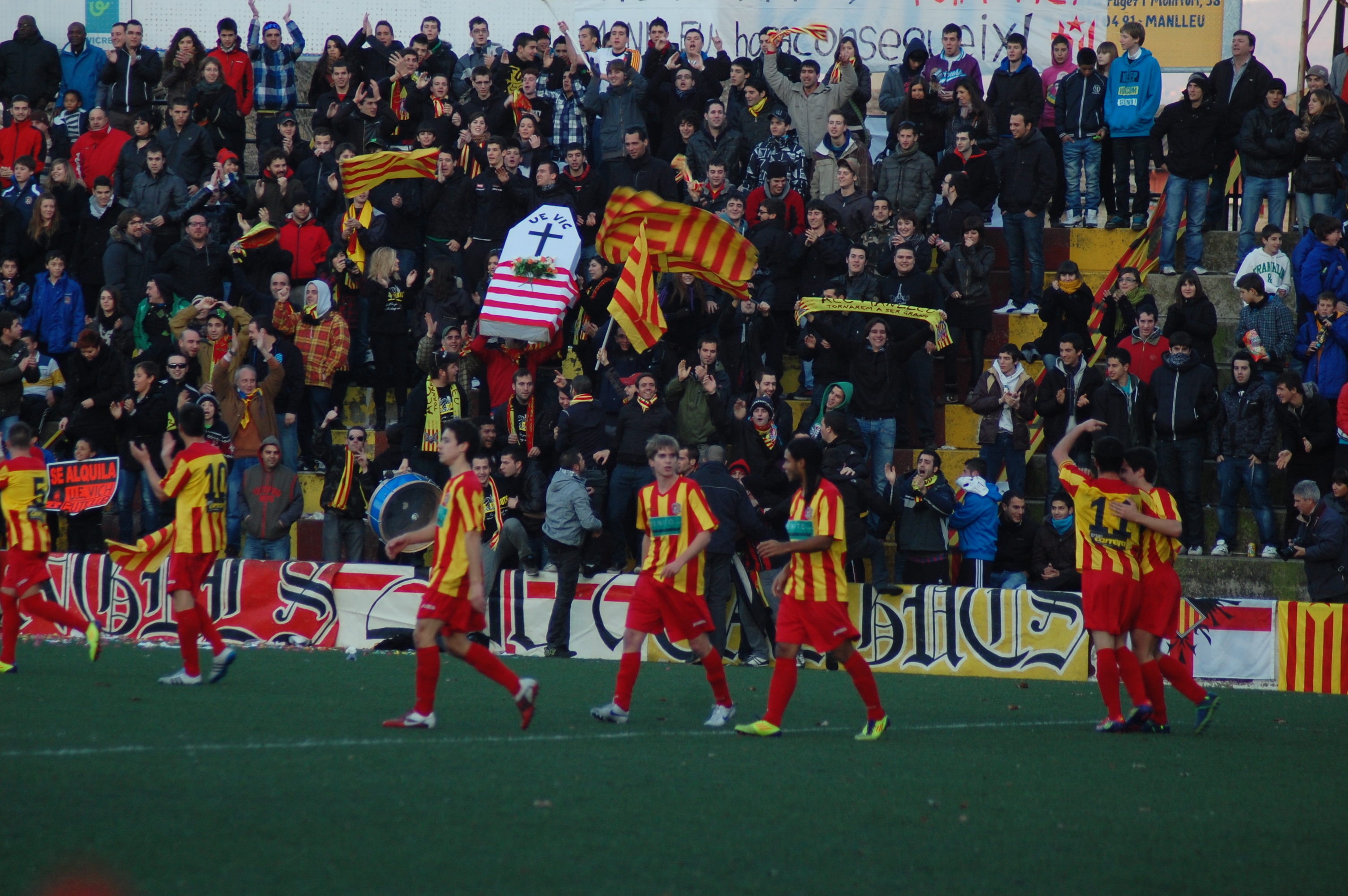 L'afició del Manlleu va omplir les grades i va ajudar a que els locals remuntessin momentàniament el matx. FOTO: Jordi de Planell.