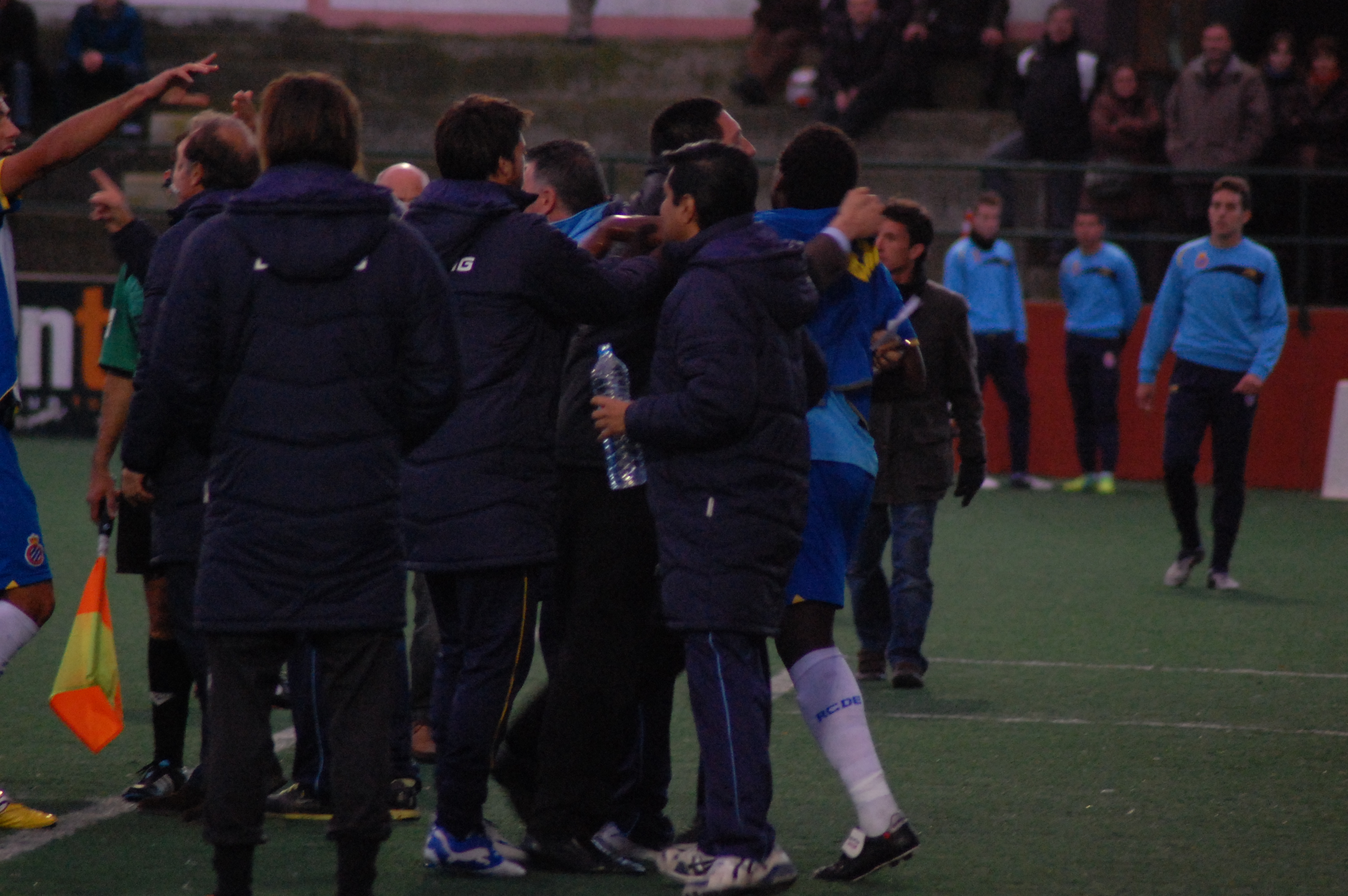 Bakary va protagonitzar un lamentable espectacle quan va haver de ser empès pel delegat de l'Espanyol als vestuaris, després de ser expulsat. FOTO: Jordi de Planell.