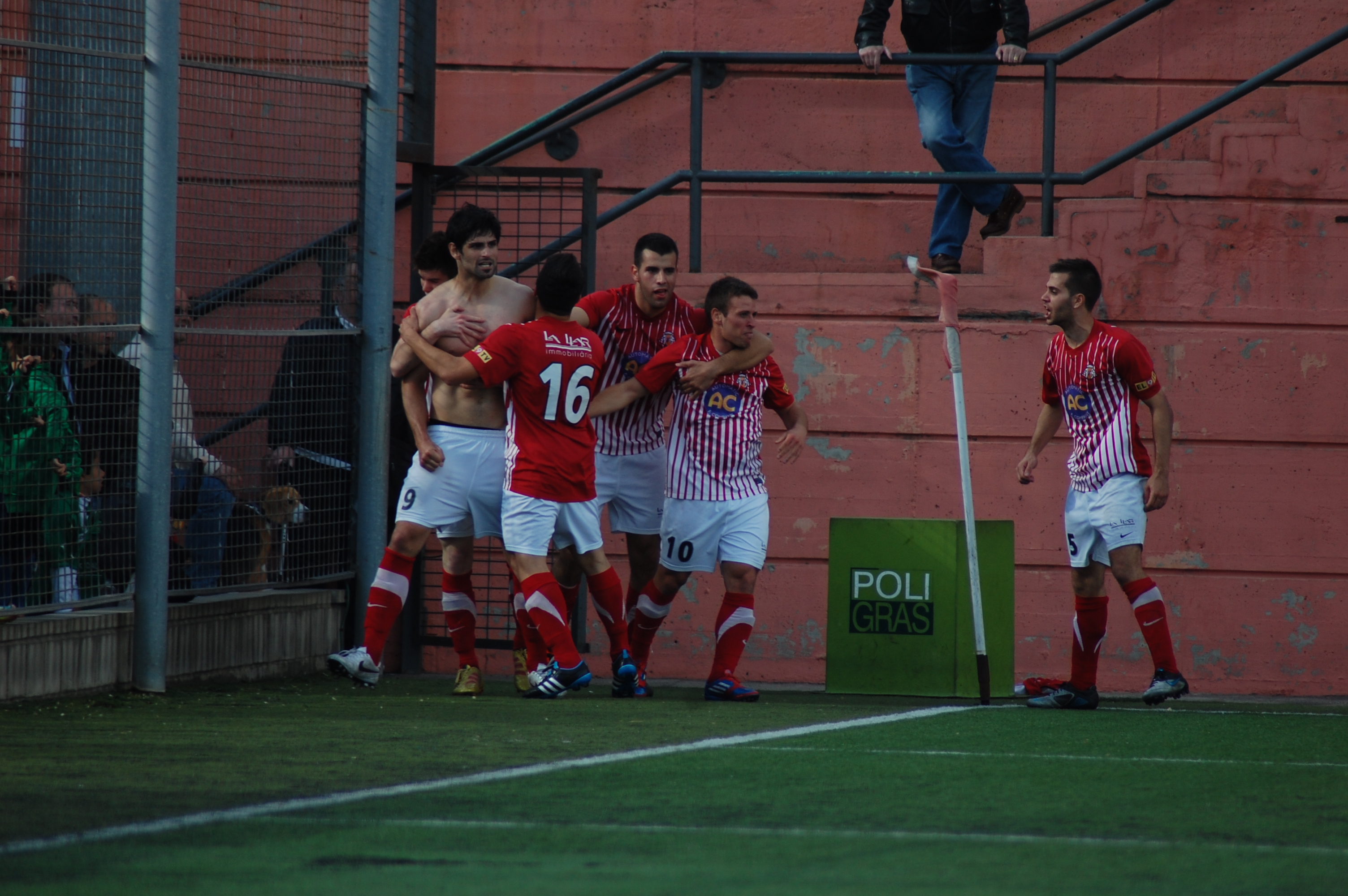 Muñoz i els seus companys celebren el gol que el 