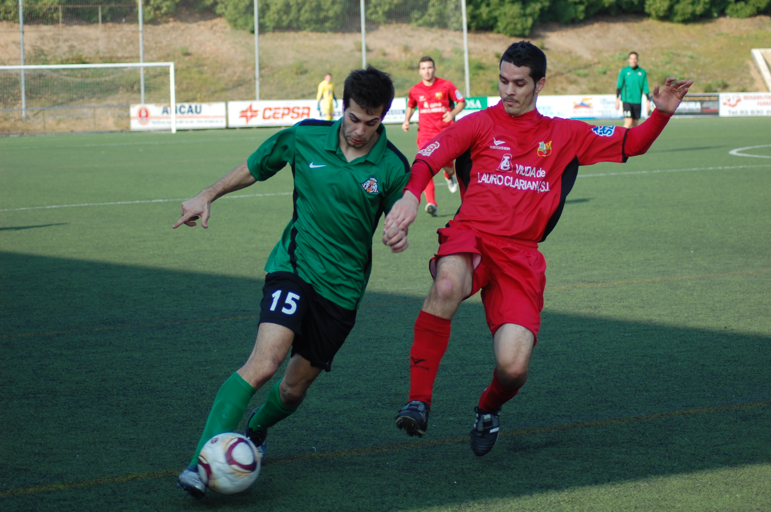 Pol Coll intenta desfer-se del defensa del Sanboià. FOTO: Jordi de Planell.