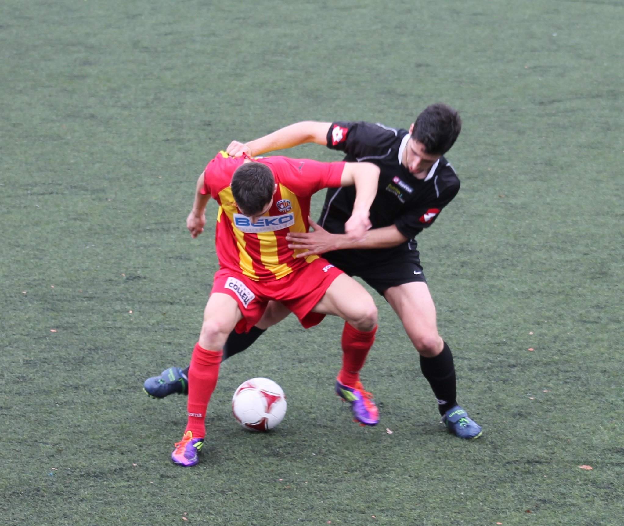 Bernat, un dels golejadors del Vic, disputa la pilota al centre del camp. FOTO: Samuel Escribano.