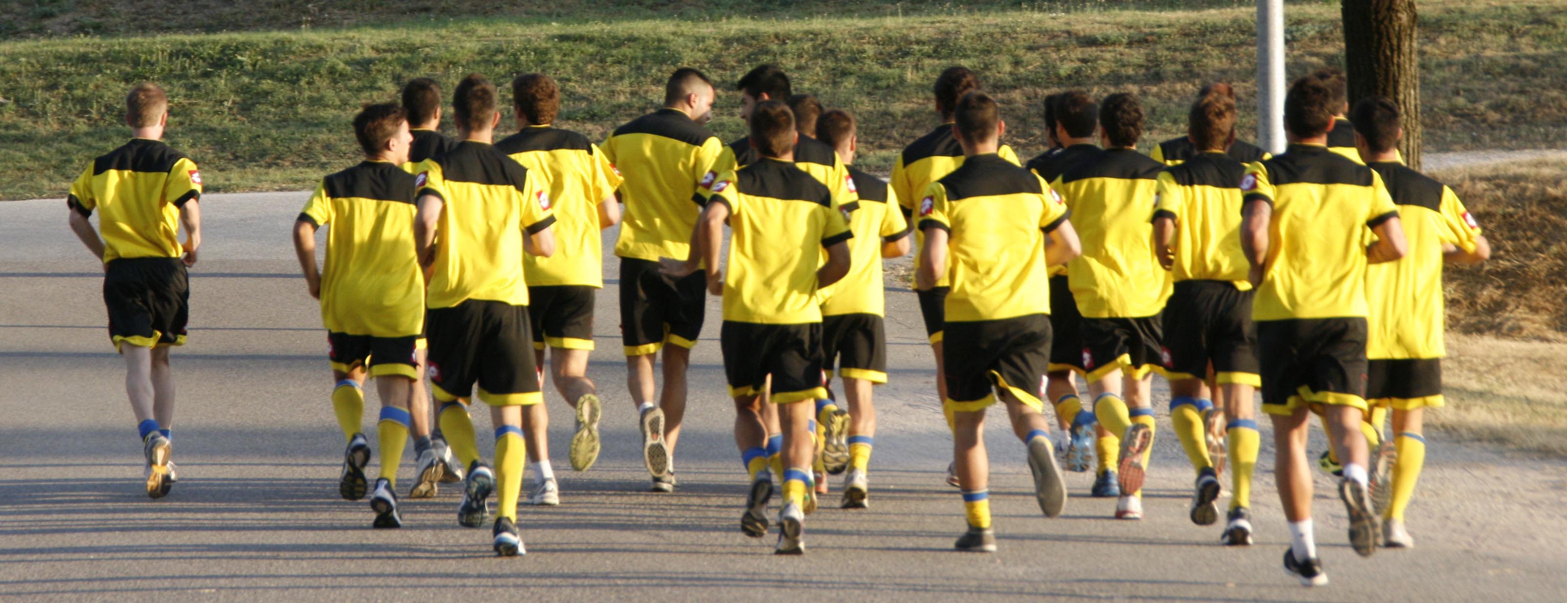 Els jugadors del Vic corrent al voltant del Municipal. Les primeres setmanes han set de treball físic intens. FOTO: Jordi Cutrina.