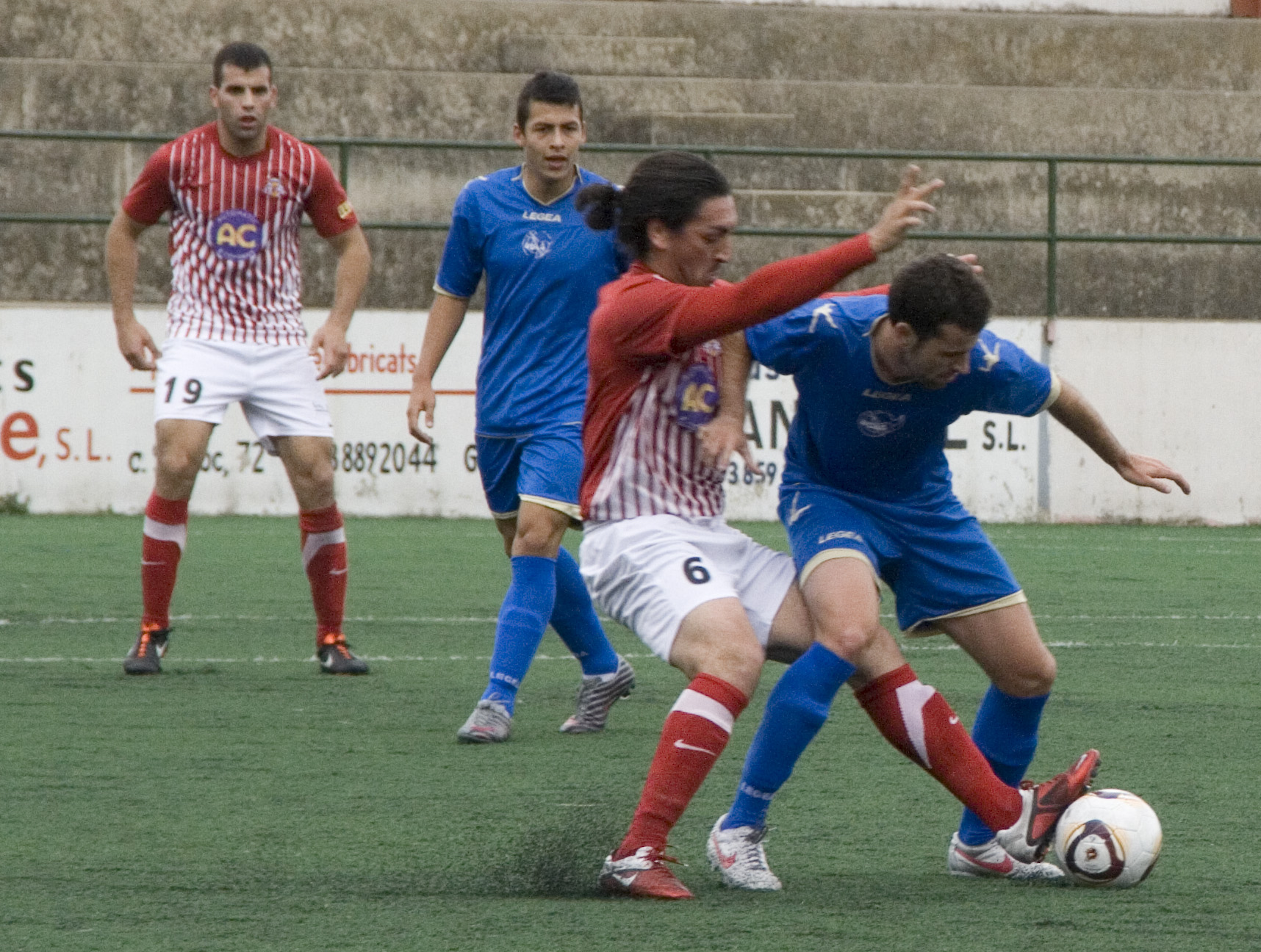 Héctor intenta robar l'esfèrica a Gerard de la Grama. FOTO: Jordi Cutrina.