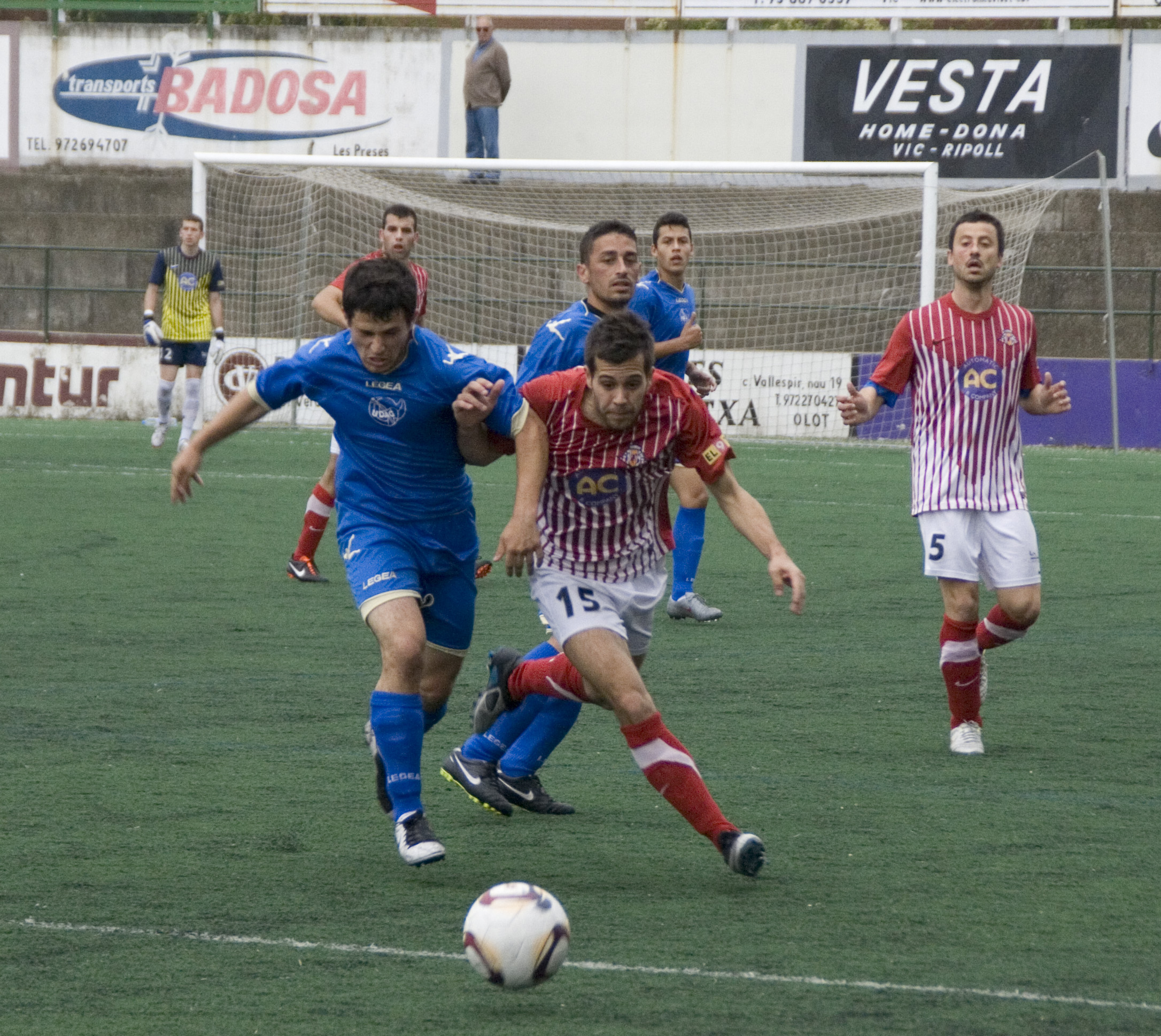 Pol Coll disputa l'esfèrica amb un jugador de la Grama. FOTO: Jordi Cutrina.