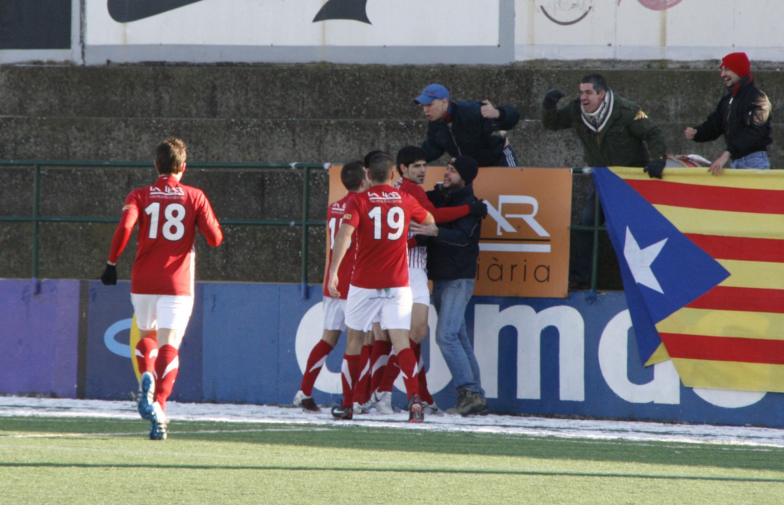 Els jugadors del Vic celebren el primer gol de Muñoz amb l'afició. FOTO: Jordi Cutrina.